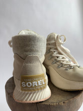 Load image into Gallery viewer, Sorel Boots Size 8.5
